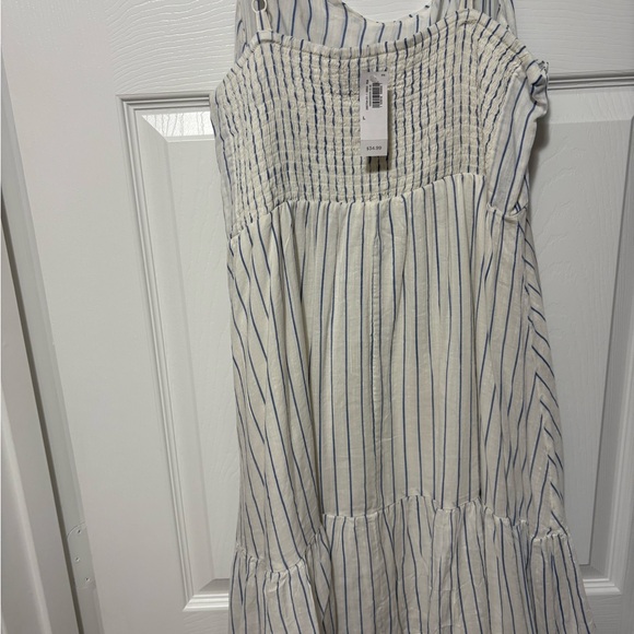 Old Navy Textured White and Blue Top - Picture 3 of 5